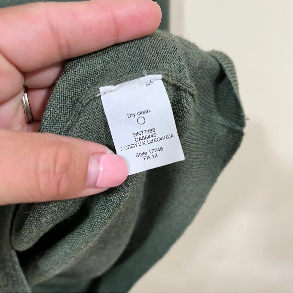 J.Crew Men's 100% Merino Wool V-Neck Sweater Olive Green sz medium EUC